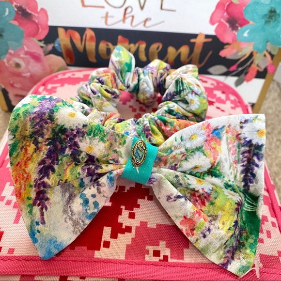 A pack of 3 masks and 1 hair tie - Picture 10 of 16